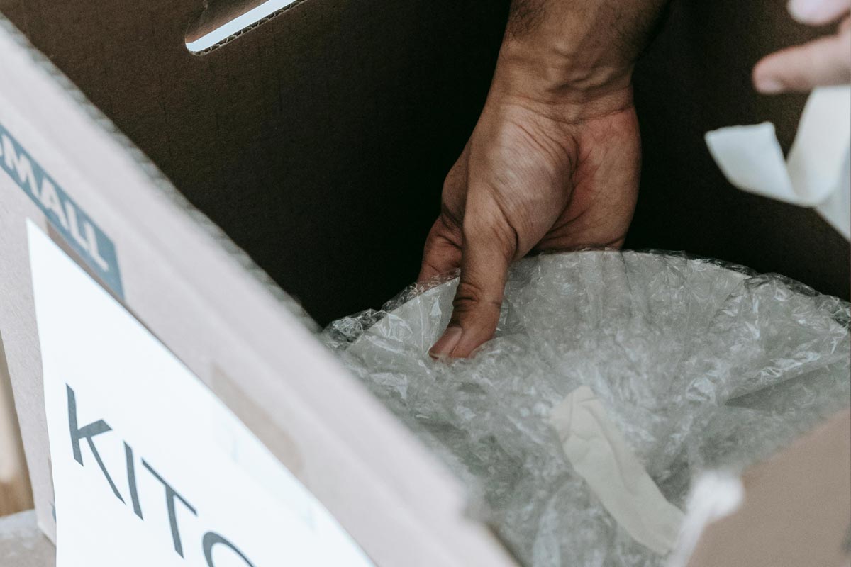 LambertProPack(1200px) Packing plates in a box